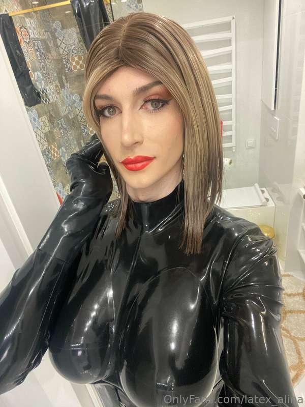 Lip filler 💉 + red lipstick 💄 = feeling sooo femme 👩