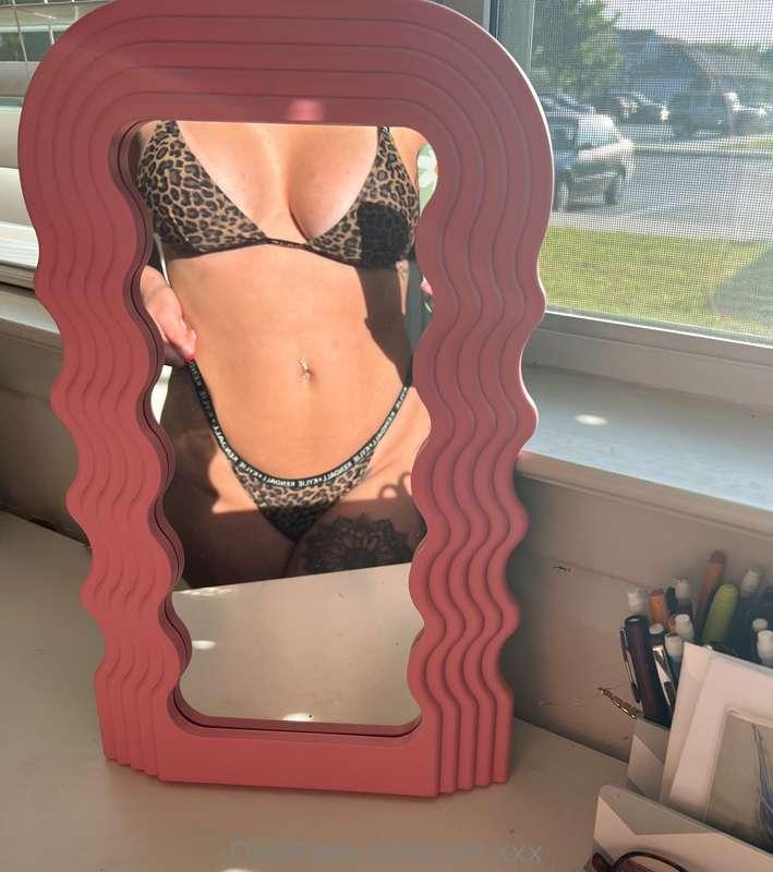 Check your inbox to see these tan lines 💌😉