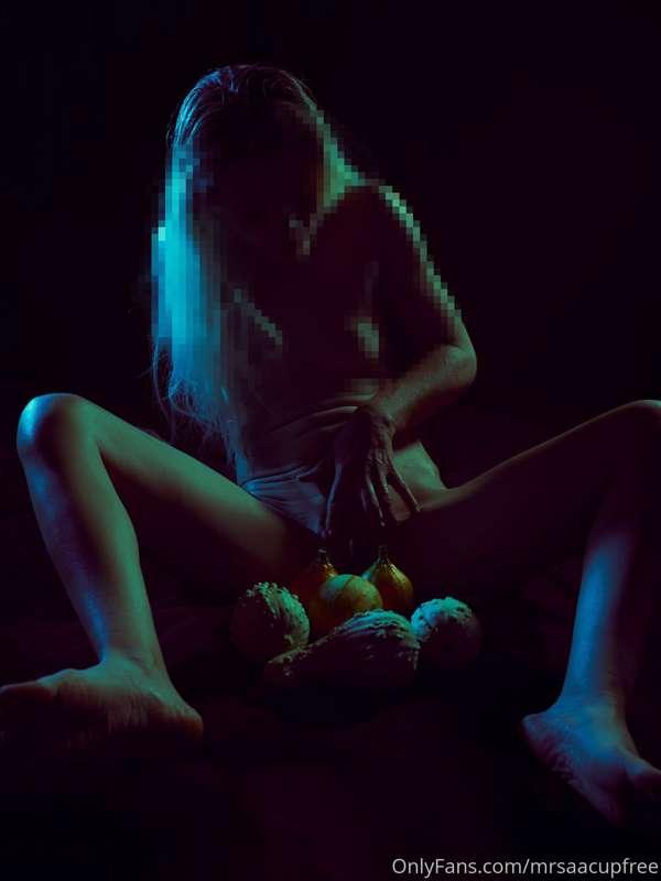 Die Kürbisse warten darauf, meine Muschi zu erobern 🥵 @mrsaa..