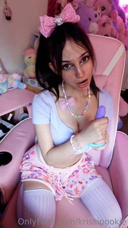 ˖⁺‧₊˚♡ **Screenshots of Thursday's Video** ♡˚₊‧⁺˖
The cute l..
