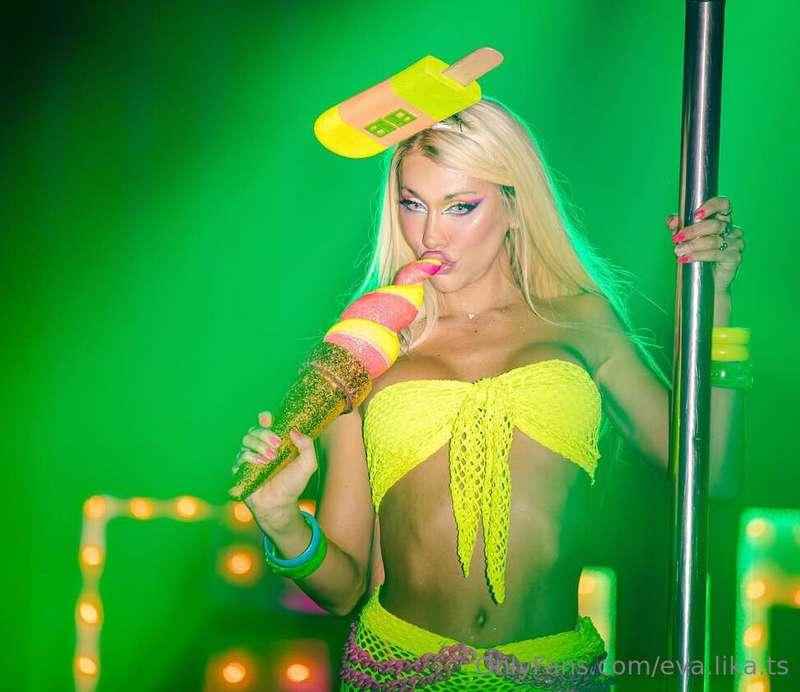 Today I’m being such a good girl… well, almost 👄 Ready to se..