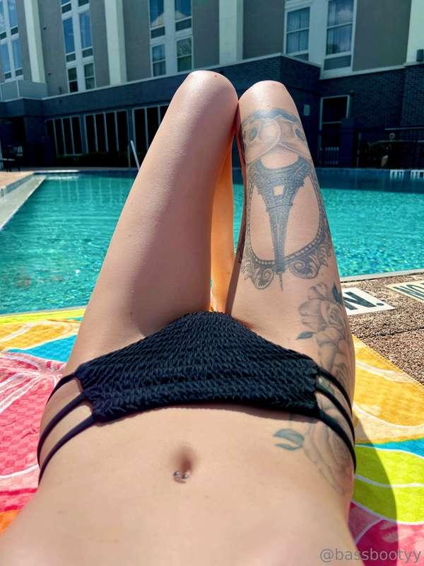 Last minute tanning is a must ☀️ Packing it in early today t..