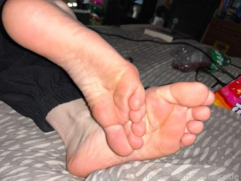 Don’t I have the cutest and softest looking feet? 


#feet #foot #footfetish #fyp