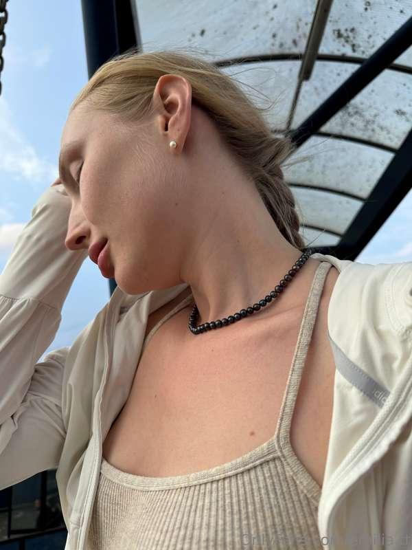 Kiss my neck and more🤤