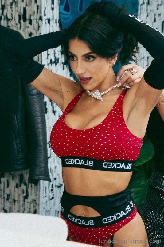 Adding this sexy choker to complete the look and capture you..
