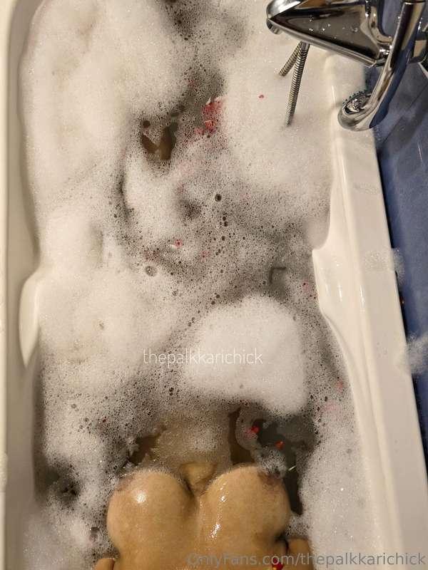 The bath tub, soapy bubbly water and me 🫧❤️! 19/21