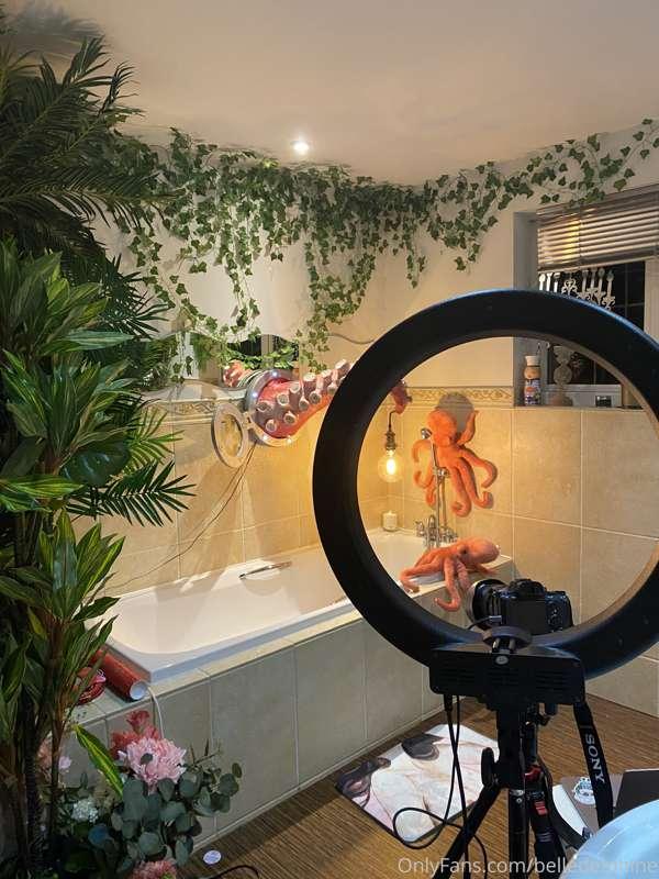 Behind the scenes! I got this tentacle light so I was playin..
