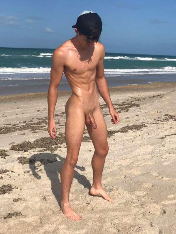 I'm going to be heading back to the nude beach soon😈😈😈 The w..