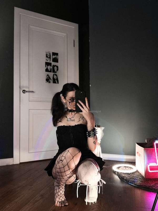 Sweet feet for u

#fyp #feet #footfetish #fishnet #alt #goth #petite #teen #young #stockings 