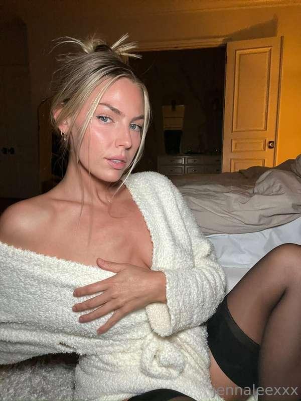 it’s a robe kinda night 🤍