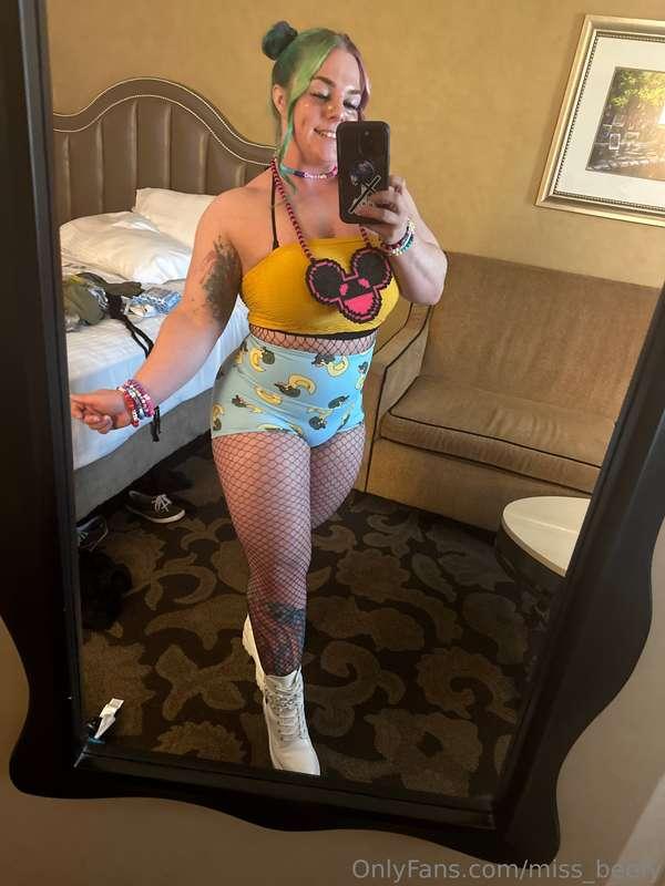 hey my babies im in vegas at edc if anyone wants to know 🫶🏻🫶..