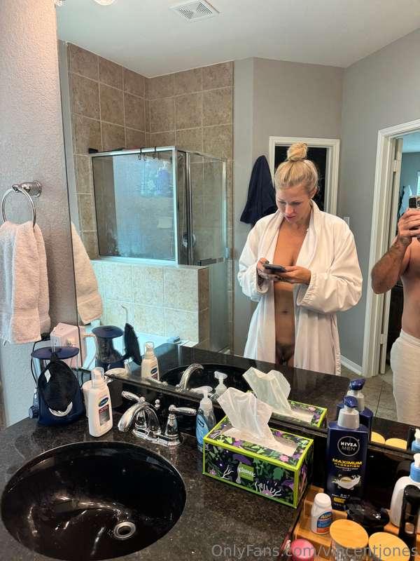 Getting ready with @hollyhotwife and headed to the golf cour..