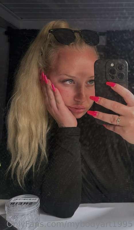 Hey baby. Se me naked? Go to @mybodyart95