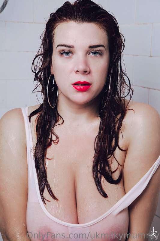 It's been a long day 🥱🥱🤣😴 want to shower with me ??