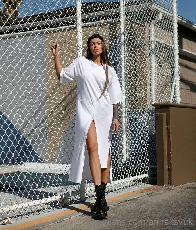 I feel incredibly light and comfortable in this image🤍🕊
