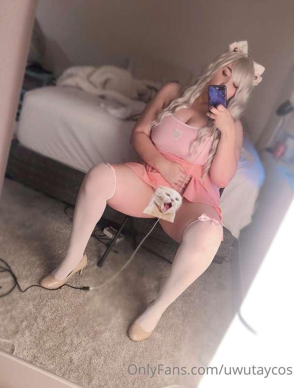 Covering the kitty with a kitty 👀