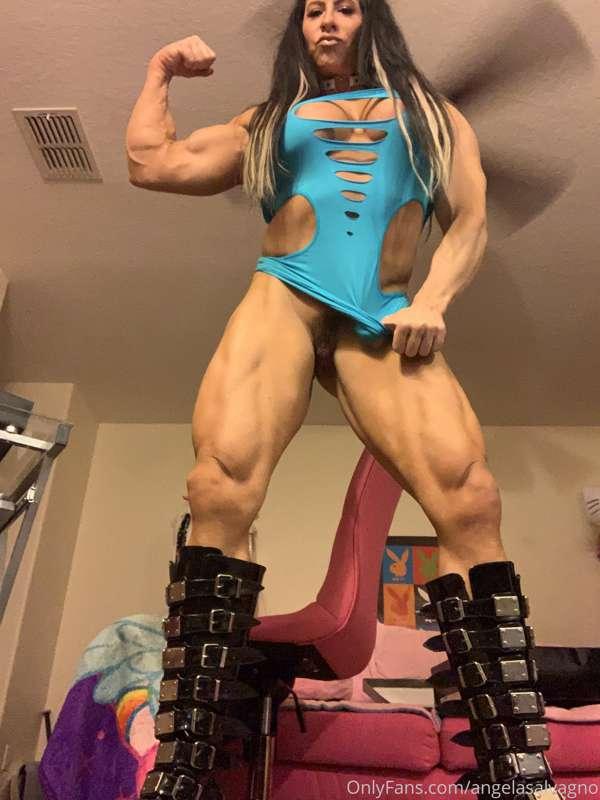 Flexing my muscles in my tiny blue dress 💋
