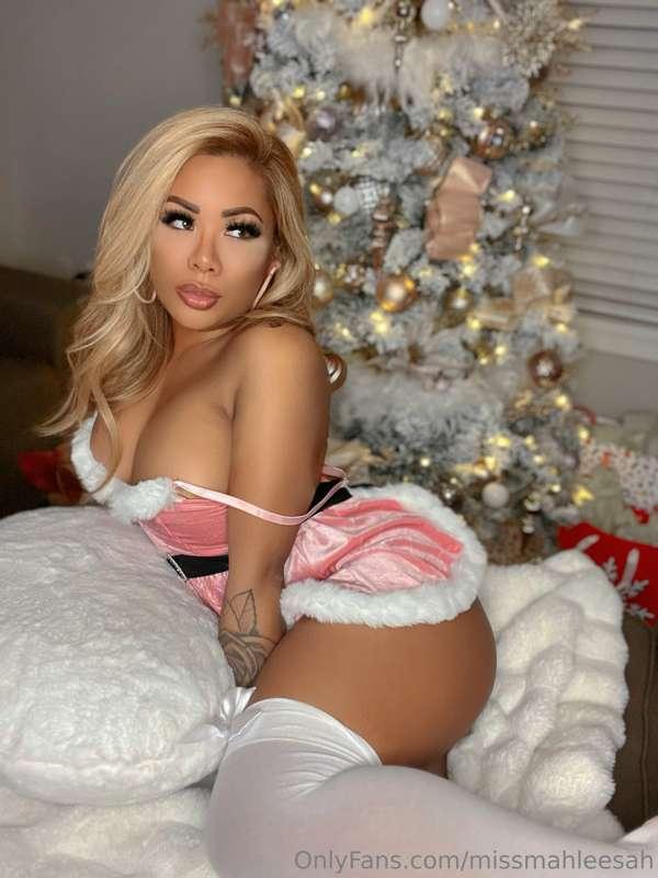 Like if you want to watch me strip for you 😈💕