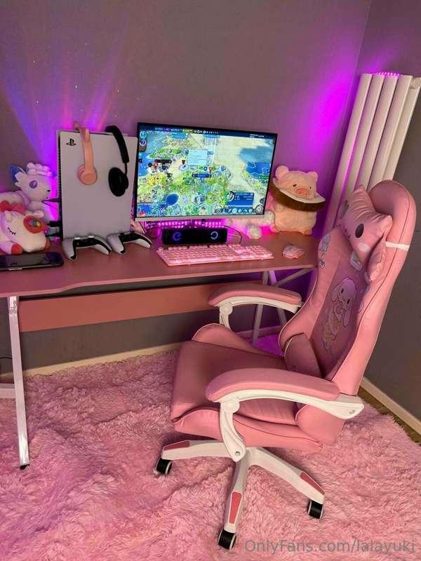 my new gaming setup, u like it? 😊💕