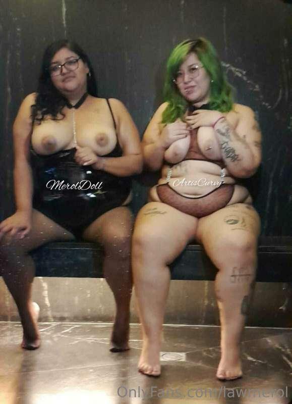 Enjoy how @artiscurvy  and I eat the delicious pussy

Disfru..