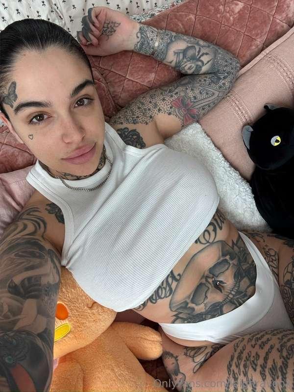 Tip below to take my top off 👇