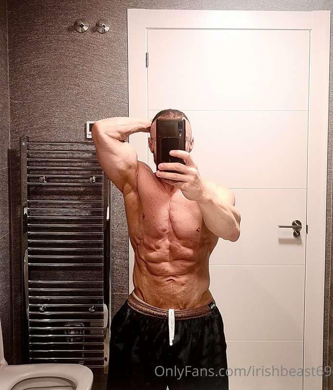 Abs are popping 🤘🏻😈💪🏻