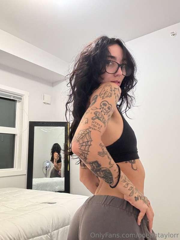 happy friday 😘 drop a tip for a surprise in your dms