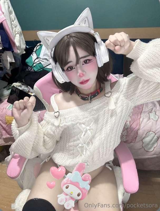 puedo ser tu pequeño femboy gamer? uwu💗 que tal si… me quedo..