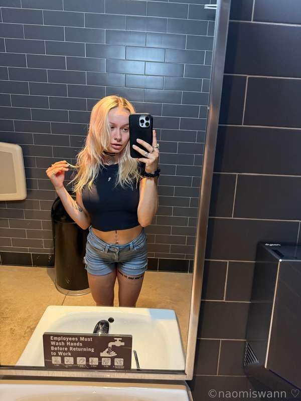 Careful… I’m the kind of pretty that distracts 😏