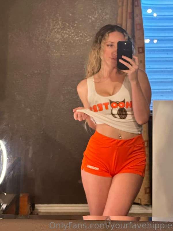 Dm me to see what's underneath my HOOTERS! 👀👀😋😈