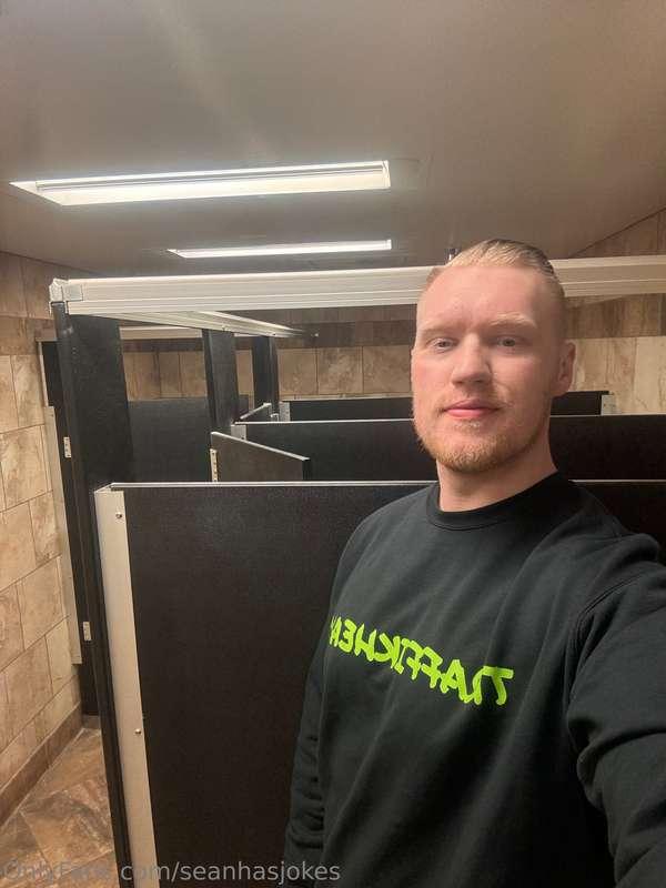 7feet tall in a bathroom👀👀👀