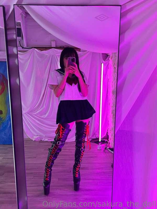 Behind the scenes 🖤 Can’t wait for the vid drop tomorrow 🥰