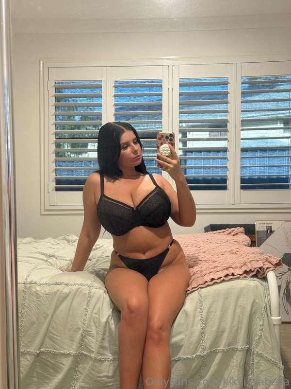 Come play in bed with me 😈