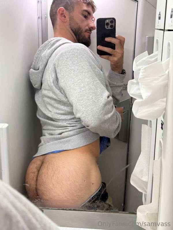 Airplane selfie!! Hard to fit the booty in! 