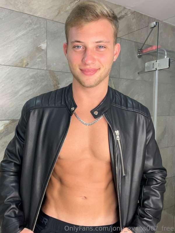 How about a striptease 🍓tonight from your favorite sweet Jon..