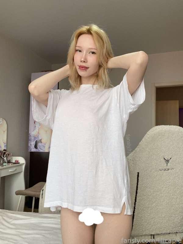 I like to wear an oversize t-shirt at home ^-^ does it look cozy?

#cute #pale #skinny #lewd #tummy #fyp