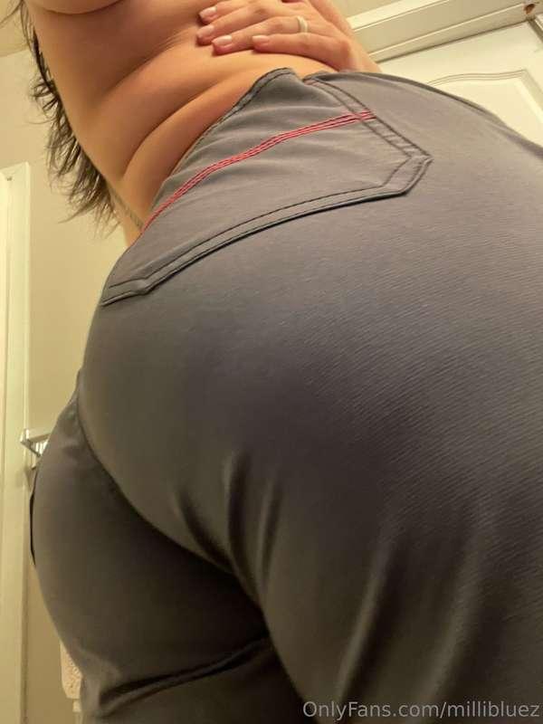 Gm everyone😘 do you like big booties in scrubs?🤭