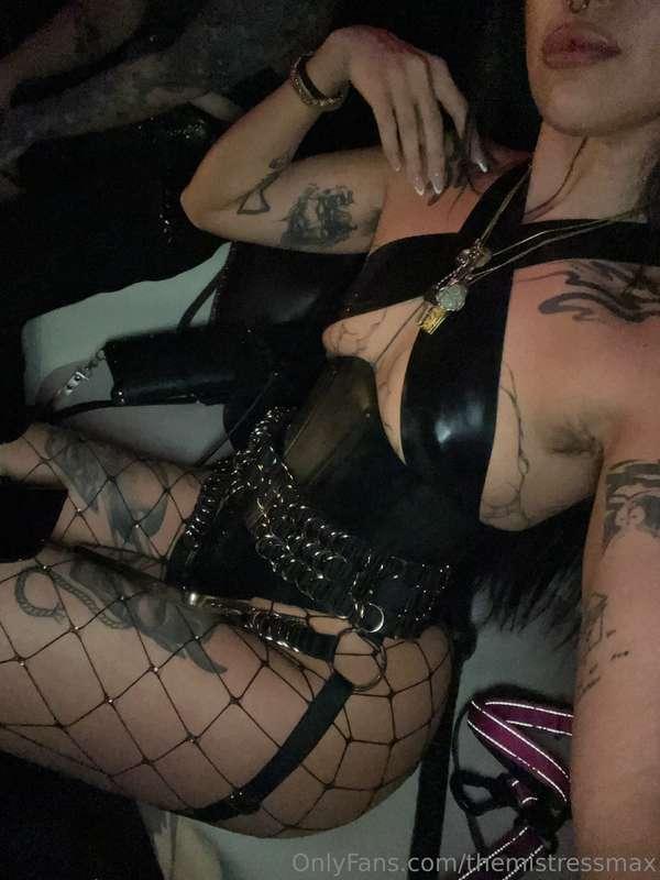 Went to a sex party and got my pussy ate while my friend whi..