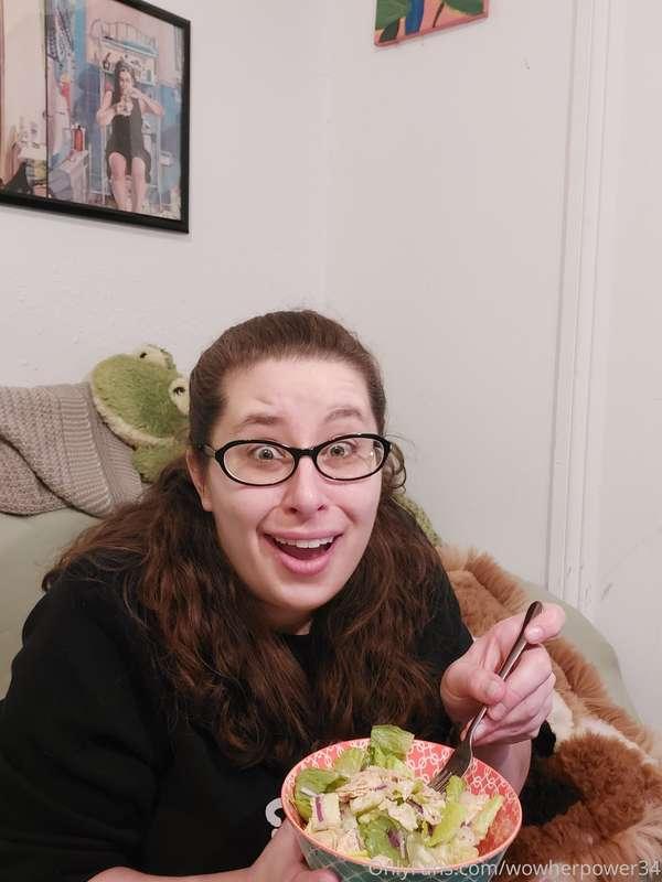 Happy Freebie Friday! An older custom set of salad consumpti..