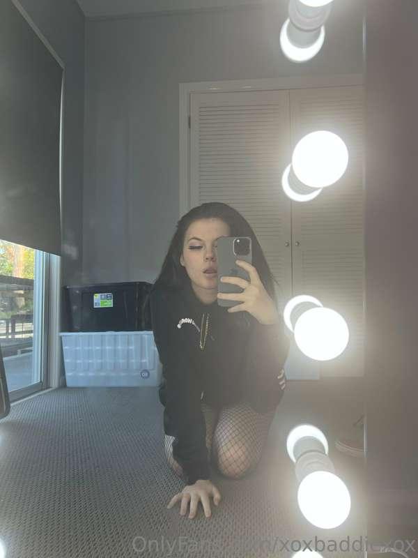 Watch me ride my dildo while it’s stuck to the mirror hehe I..