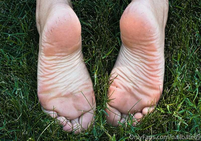 Grassy toes 😉