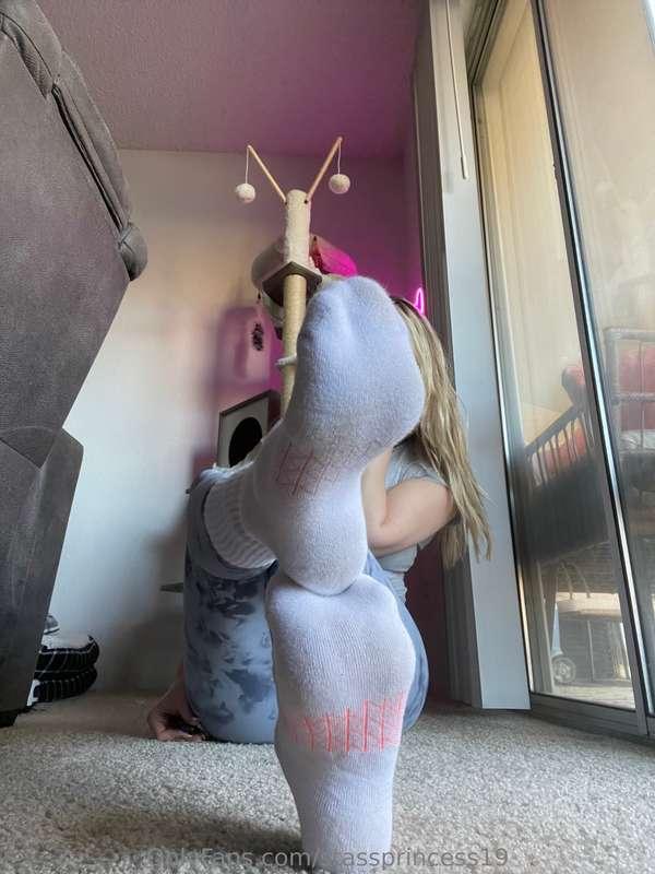 Sweaty socks or sweaty bare feet?🤭