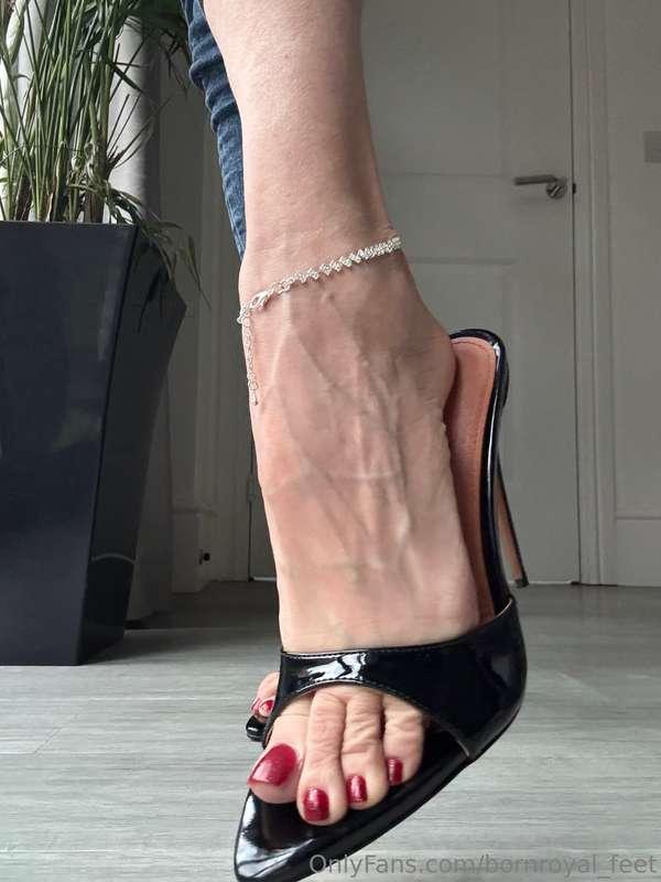 bornroyal_feet image #1