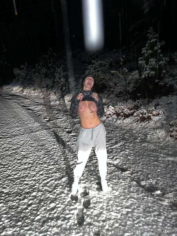 I took some nudes in the snow last night ❄️