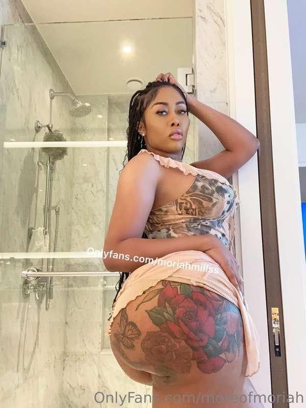 These flowers need love, daddy🌹 Are you there to give it to ..