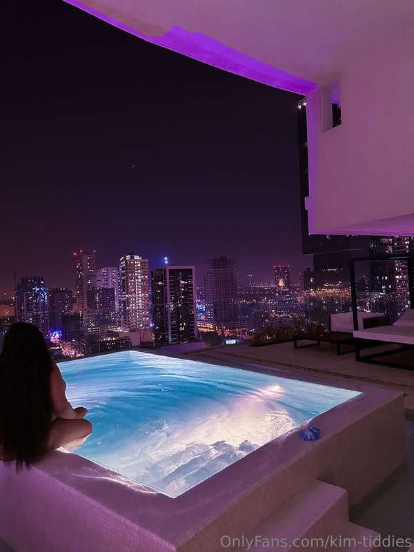 Skinny dipping in my favourite kinky thing to do . See @tast..