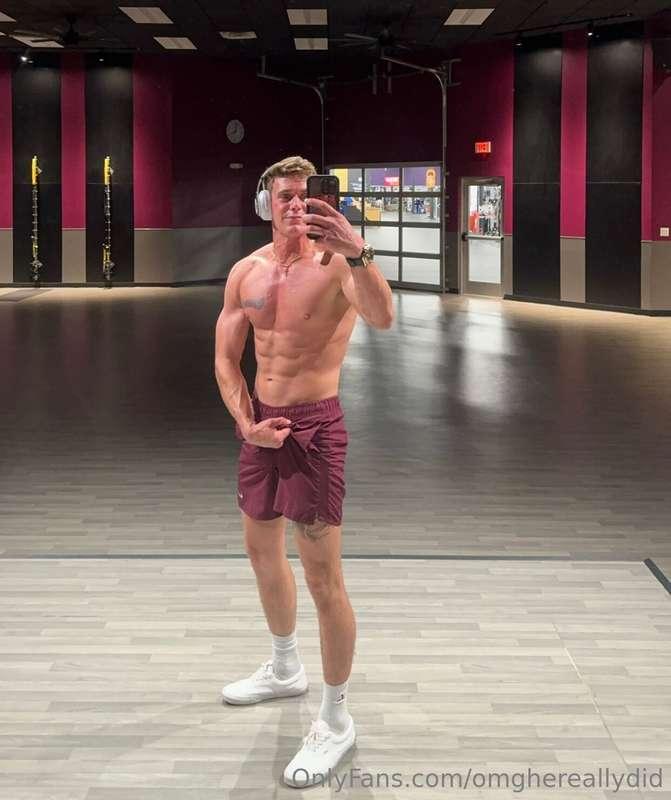 We will be seeing more of that gym mirror 🥵