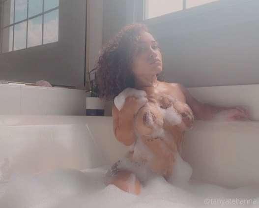 Cum here baby and let's get wet together 💦DM me so that we c..