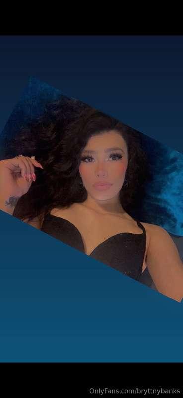 Do you want Live shows or videos & pictures ⁉️💦 I'd love to ..