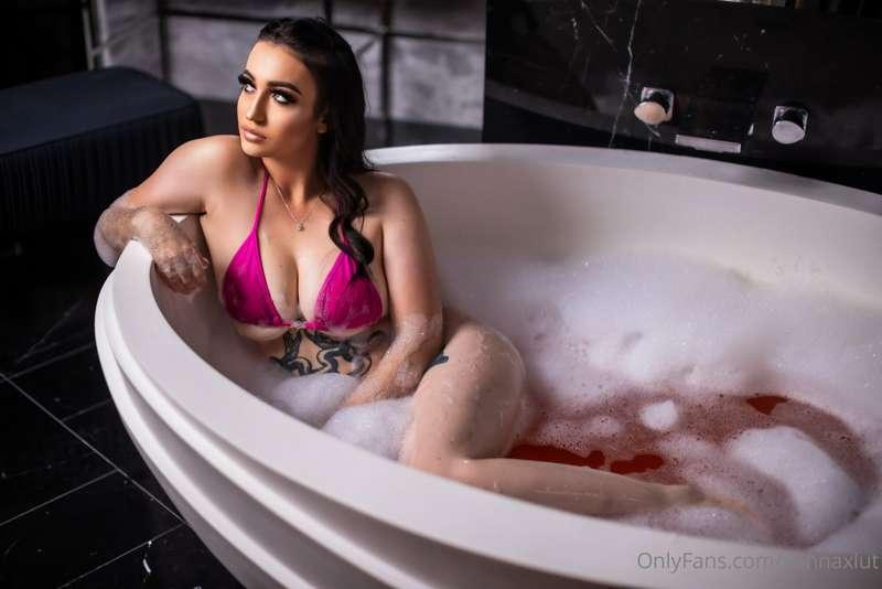 love a bubble bath 🧼 who wants to help me get soapy?😜